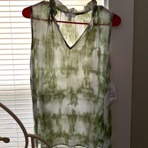 This great multi-green tank is light and very comfortable.
